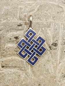 pendente tibetano argento lapislazzuli rappresentante il Nodo infinito