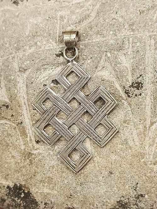 pendente tibetano argento rappresentante Nodo infinito