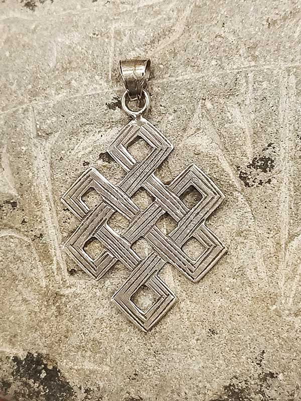 pendente tibetano argento rappresentante Nodo infinito