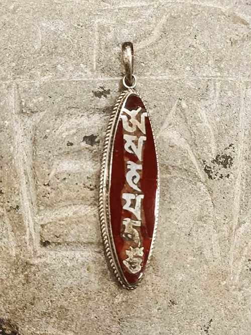 pendente tibetano argento e corallo con mantra OM Mani Padme Hum