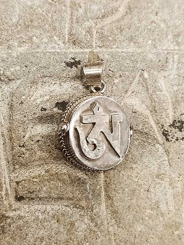 pendente tibetano argento con inciso OM