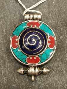 pendente tibetano in lega e pietre dure con una spirale