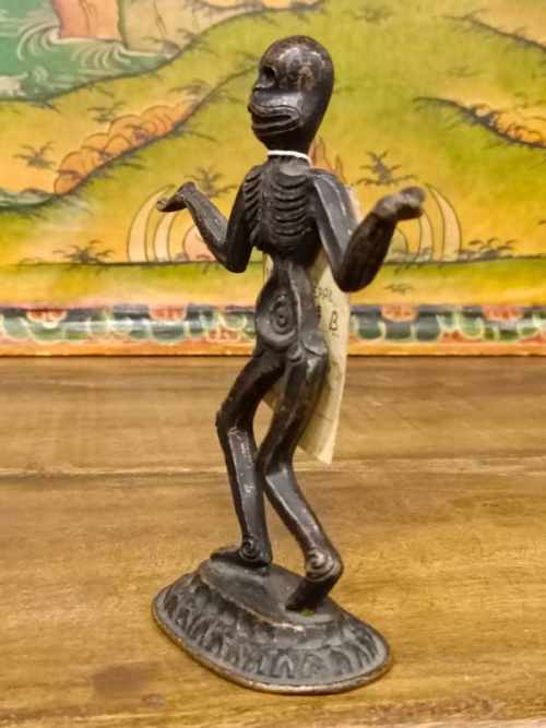 statua di scheletro danzante