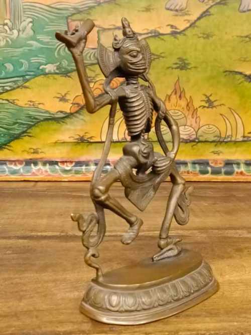 statua di scheletro danzante