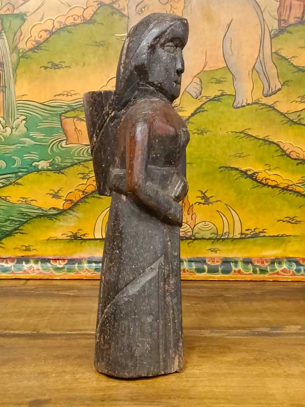 statua di figura femminile