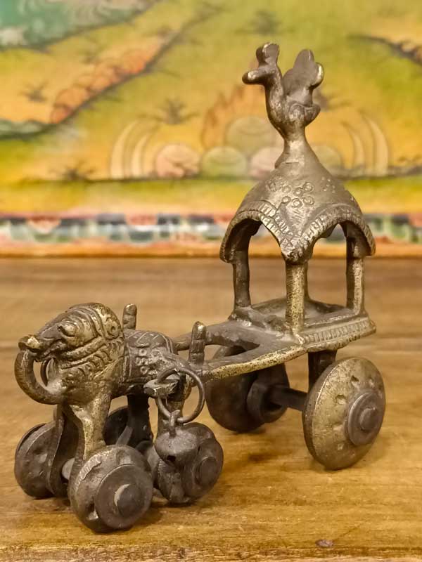 statua di elefante con carrozza