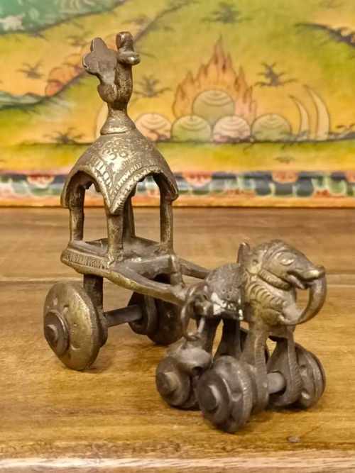 statua di elefante con carrozza