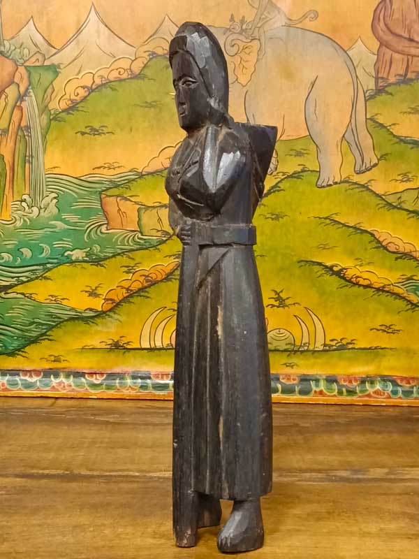 statua di figura femminile