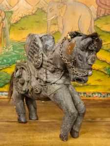 Statua di cavallo con cavaliere