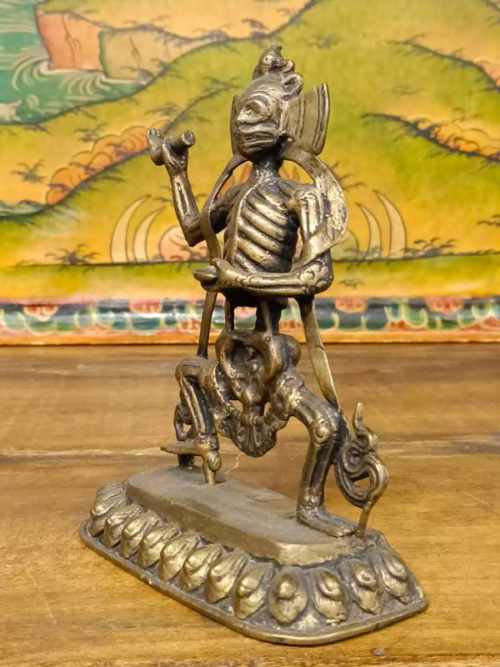 statua scheletro danzante