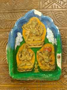 Tsa Tsa raffigurante Manjushri, Avalokitesvara, Mahakala
